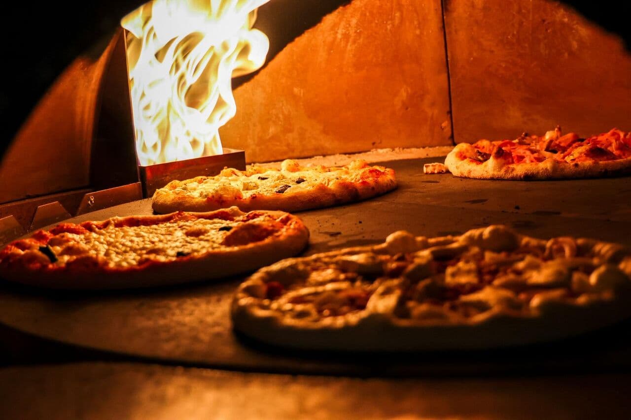 Pizzas au Feu de Bois